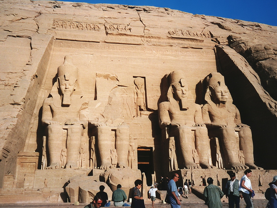 Abu Simbel - Ramses Abu Simbel ligt ver in de woestijn en is dan ook het gemakkelijkste bereikbaar met het vliegtuig. De 2 tempels van Ramses en Nefertari hebben ongetwijfeld de meest indrukwekkende beelden van Egypte. Stefan Cruysberghs